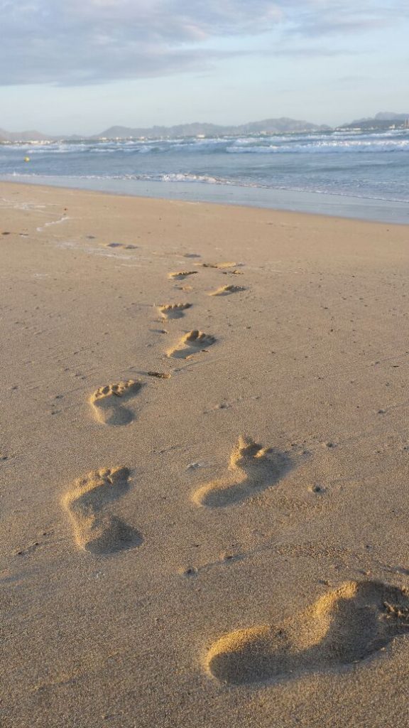 Fußstapfen im Sand