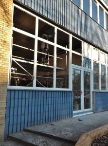 Die Fensterfront und die neue Terrassentür werden eingebaut.