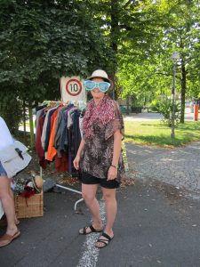 eine Frau mit großer Brille