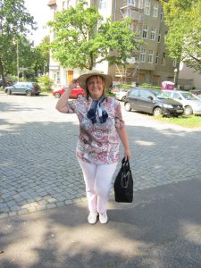 Frau mit Herbstoutfit