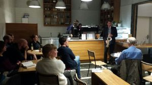 Saxophonist spielt in einem Café