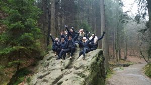 alle sitzen auf einem Stein
